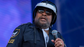 Victor Willis, disfrazado de policía, durante una actuación de 2024.