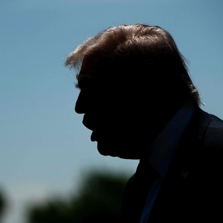 El presidente Donald Trump antes de abordar el helicóptero presidencial Marine One, el 1 de mayo de 2026. Foto Afp
