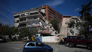 Un edificio colapsado en Catia La Mar, estado de La Guaira, tras el doble sismo ocurrido en Venezuela; en esta región se desplomaron al menos 50 edificaciones, siendo la región más afectada por el movimiento telúrico, el 25 de junio de 2026. Foto Afp