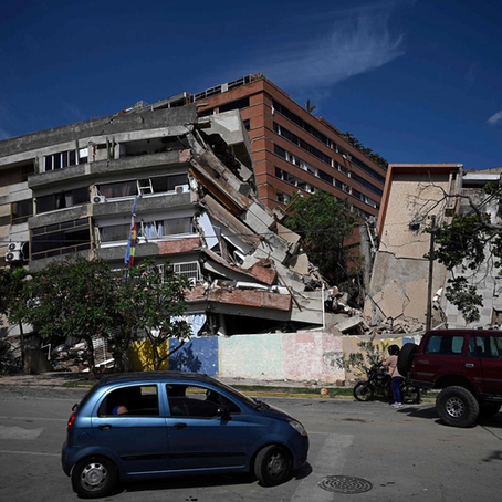 Un edificio colapsado en Catia La Mar, estado de La Guaira, tras el doble sismo ocurrido en Venezuela; en esta región se desplomaron al menos 50 edificaciones, siendo la región más afectada por el movimiento telúrico, el 25 de junio de 2026. Foto Afp