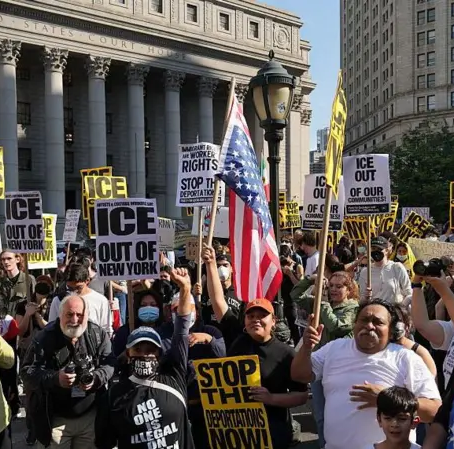 El Departamento de Policía de Nueva York confirmó que se realizaron varios arrestos durante las protestas.