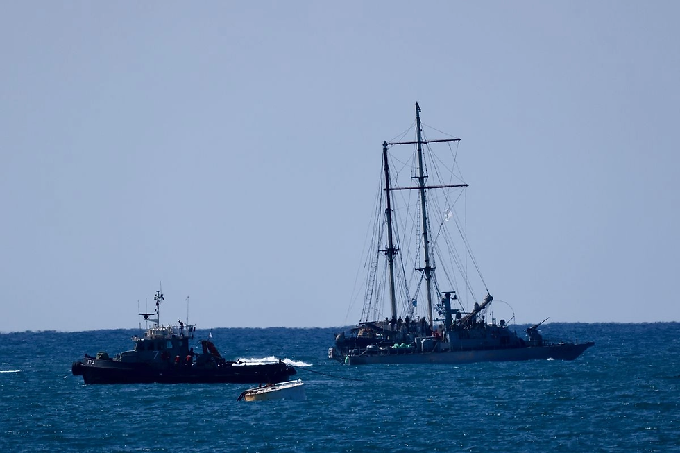 Una embarcación de la Flotilla Global Sumud con destino a Gaza siendo remolcadas hacia el puerto de Ashdod, en el sur de Israel. Foto: Xinhua