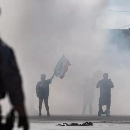 Manifestantes envueltos en humo a lo largo de Alondra Boulevard durante un enfrentamiento con las fuerzas del orden tras múltiples detenciones por parte del Servicio de Inmigración y Control de Aduanas (ICE), en la ciudad de Paramount, en el condado de Los Ángeles, California, EE. UU., el 7 de junio de 2025. © Barbara Davidson, Reuters