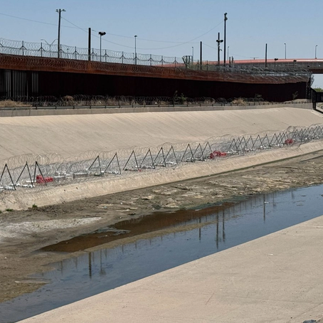 El acuerdo se anunció luego de que el lunes Trump acusó a México, a través de un mensaje en la red social Truth, de violar el tratado bilateral de aguas y advirtió que impondría un arancel de 5 por ciento a los productos mexicanos si el líquido no se entregaba de manera inmediata. En la imagen, el río Bravo en su tramo entre Ciudad Juárez y El Paso, en abril de este año. Foto Cuartoscuro