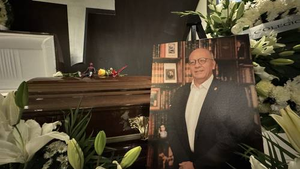 ▲ La sala de la agencia funeraria fue insuficiente para los pintores, escritores e investigadores que asistieron a las exequias del poeta Vicente Quirarte.Foto Luis Castillo