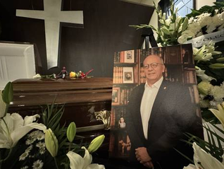 ▲ La sala de la agencia funeraria fue insuficiente para los pintores, escritores e investigadores que asistieron a las exequias del poeta Vicente Quirarte.Foto Luis Castillo