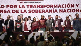 ▲ Los liderazgos se construyen desde abajo y caminando a ras de suelo junto al pueblo, destacó Alfonso Durazo (con el micrófono).Foto Yazmín Ortega Cortés