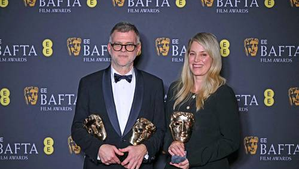 ▲ Paul Thomas Anderson sostiene la estatuilla por mejor director y la productora Sara Murphy la de mejor película. Foto Afp