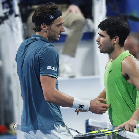 El español Carlos Alcaraz (d) es felicitado por el francés Arthur Rinderknech tras ganar su partido individual masculino en el torneo de tenis Abierto de Qatar en Doha el 17 de febrero de 2026. Foto Afp