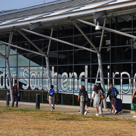 Pasajeros del aeropuerto de Southend en Essex, Londres, donde un avión de 12 metros se estrelló poco después de despegar el domingo por la tarde, lunes 14 de julio de 2025. (Joe Giddens/PA vía AP)