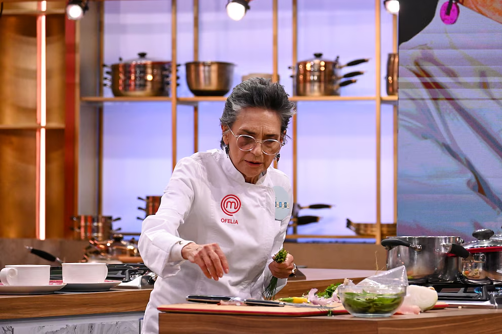 Para el platillo final de la competencia, la actriz preparó una paella. (@MasterChefMx)