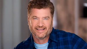 Finn era un comediante destacado en el circuito de impro en Chicago. También fue parte de famosas sitcoms de los 90 y 2000 (Crédito: Imdb)