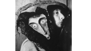 La exposición incluye una imagen de la pintora Remedios Varo con una máscara hecha por Leonora Carrington. Foto tomada del sitio web del Museo del Palacio de Bellas Artes