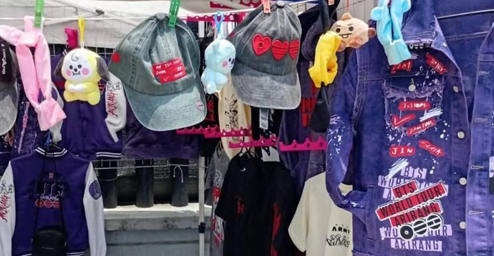 Venta de mercancía pirata de BTS en México // X:@DCECOFICIAL1