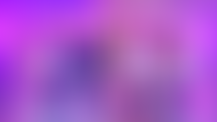 Grupo de ocho personas en atuendos festivos, sonríen en una sala iluminada con luces de neón. Signo de "ÁNGELES" al fondo. Ambiente alegre.