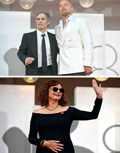 ▲ El director y actor Gael García y el cantante puertorriqueño Ricky Martin presentaron Hombre al agua en la Mostra de Venecia, filme que retrata la manipulación y la falsedad de las clases más poderosas. Abajo, la actriz estadunidense Susan Sarandon en la alfombra roja de la presentación de The Echo Chamber, su más reciente película.Foto Afp