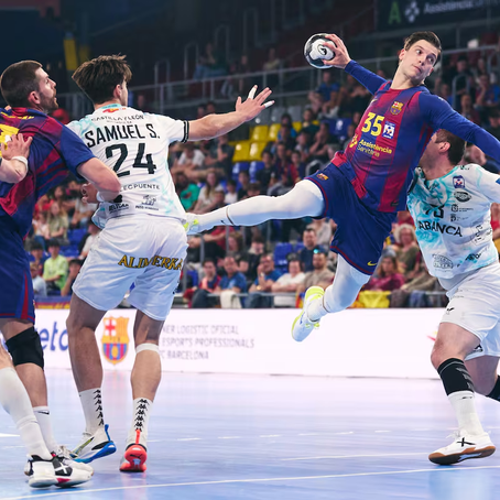Domen Makuc anota ante el Abanca Ademar León este viernes, en una imagen del FC Barcelona.
