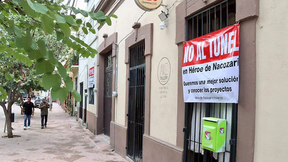 Vecinos comenzaron a colocar lonas en sus fachadas / Foto: Hugo Arciniega / Diario de Querétaro
