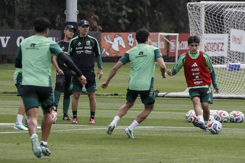 ▲ El Káiser no pierde detalle del entrenamiento en busca de su 11 titular para enfrentar el sábado a Colombia.Foto Germán Canseco
