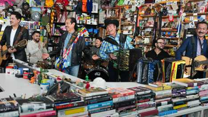 ▲ Los Tigres del Norte durante su concierto de Tiny Desk.Foto cortesía de NPR