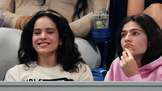Rosalía y Loli Bahia oficializan su historia de amor con su primer beso en público durante el US Open de Nueva York