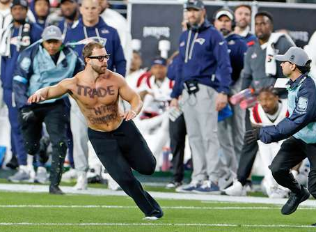 En la imagen, un espontáneo manifestante entró al emparrillado y puso tensión en el partido unos minutos. Foto Ap