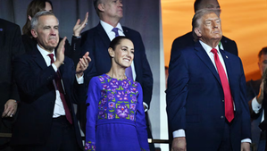 Mark Carney, Claudia Sheinbaum y Donald Trump en el sorteo de la FIFA 2026, en el John F. Kennedy Center, Washington, en diciembre de 2025. MANDEL NGAN (Pool via REUTERS)