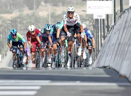 El mexicano (al frente) destaca como protagonista en su primera competencia de la temporada. Foto Afp