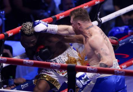 El tapatío volvió a unificar los cuatro títulos mundiales de la categoría de los pesos supermedianos.Foto Afp