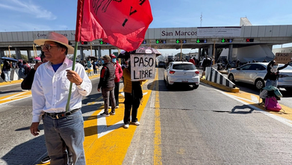 Integrantes de la CNTE y del MMCRE dan paso libre en la caseta de cobro de la autopista México-Puebla. Foto René Ramón