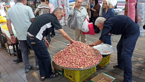 Personas compran productos en el histórico bazar Tajrish en el norte de Teherán, Irán, el 25 de agosto de 2026. Foto Afp