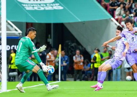 El portero salvó con una atajada al estilo Ochoa y llevó a México al liderato del grupo y la sedunda ronda. Imago7