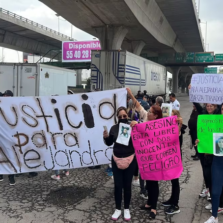 Familiares de Alejandra Zarza denuncian feminicidio y exigen justicia; bloquean carriles laterales de Periférico Norte