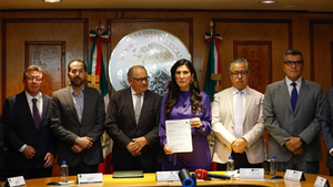 La presidenta de la Cámara de Diputados, la panista Kenia López Rabadán, recibió ayer a las 14:30 horas la iniciativa de reforma electoral enviada por la mandataria federal tras ajustarla. Foto Jorge Pablo García