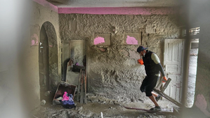 Un residente rescata material útil de su casa dañada por las inundaciones repentinas en 1 Number Pul, en el distrito de Nuwakot, Nepal, el martes 1 de septiembre de 2026. Foto: Ap