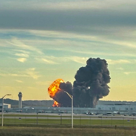 Imagen captada momento después del accidente de un avión de carga en el Aeropuerto Internacional Muhamad Alí de Louisville, en el estado de Kentucky, EU, ocurrido el 4 de noviembre de 2025. Foto Afp
