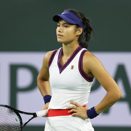 La tenista Emma Raducanu identifica a su acosador en pleno juego y rompe en llanto