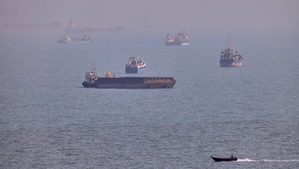 Embarcaciones navegan entre otros barcos anclados en el estrecho de Ormuz, frente a Bandar Abbas, Irán, el 5 de agosto de 2026. Foto Ap