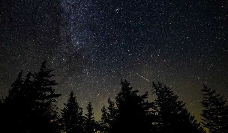En esta fotografía con una exposición de 30 segundos, un meteorito cruza el cielo durante la lluvia de meteoros anual de las Perseidas y Alfa Capricórnidas, el domingo 3 de agosto de 2025, en Spruce Knob, Virginia Occidental, Estados Unidos.