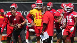 Eric Bieniemy, coordinador ofensivo, durante una práctica de los Kansas City Chiefs. AP Photo/Ed Zurga