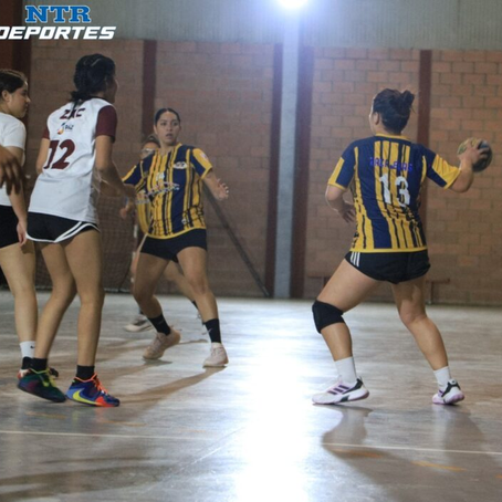 Tuzas dominan en Balonmano