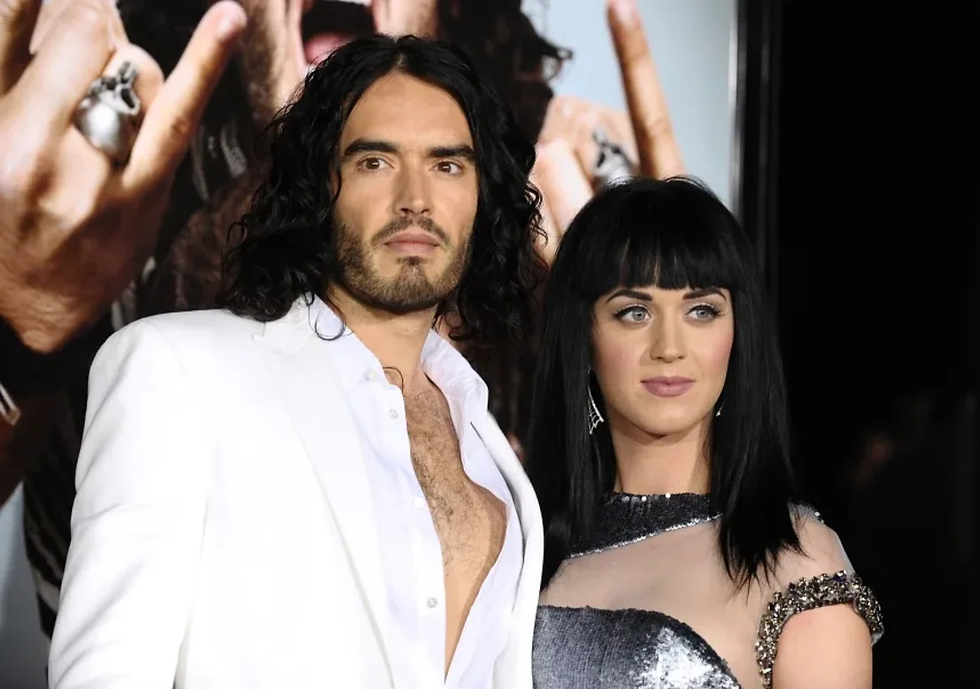 Brand y la cantante Katy Perry asisten al estreno de "Get Him to the Greek" en el Teatro Griego de Los Ángeles, California, el 25 de mayo de 2010. Jason LaVeris/FilmMagic/Getty Images