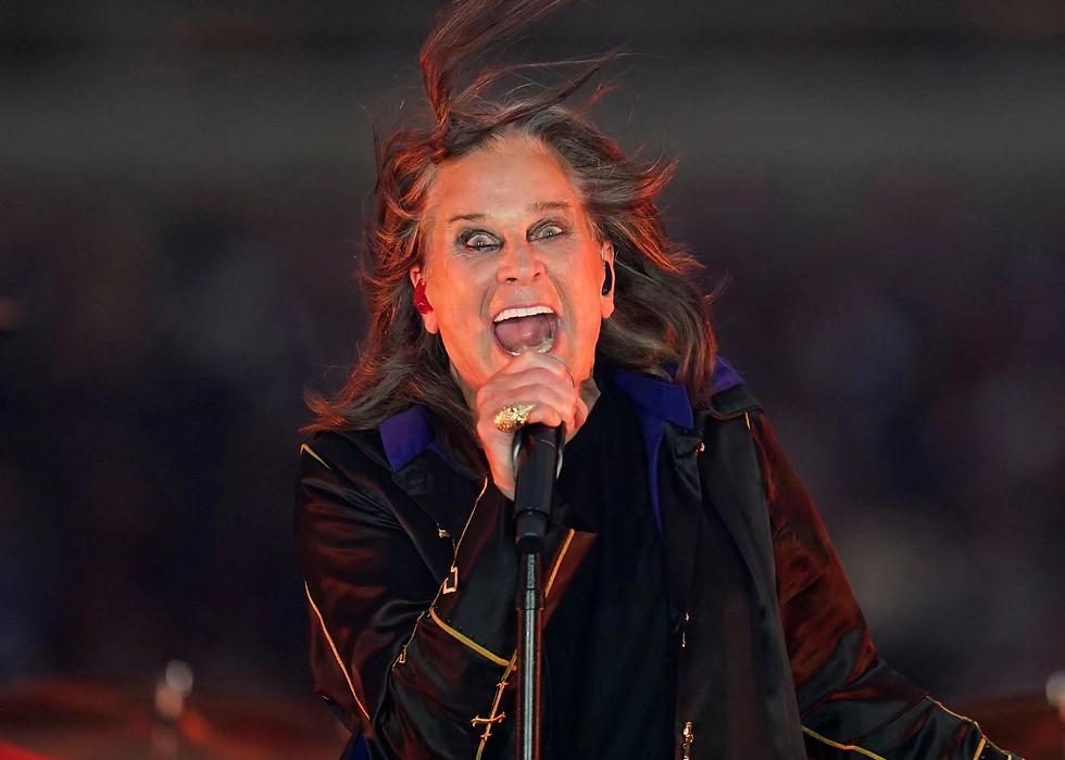 El cantante Ozzy Osbourne durante el medio tiempo de un partido de fútbol americano de la NFL entre Los Angeles Rams y los Buffalo Bills en Inglewood, California, el 8 de septiembre de 2022. Foto Ap