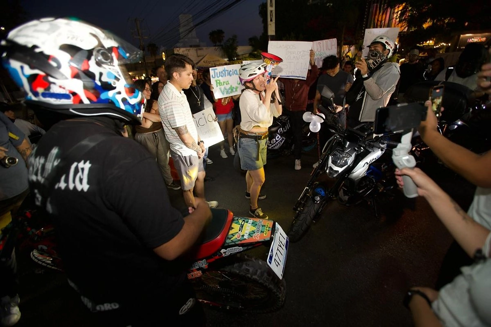 Colectivos dedicados a los derechos humanos y a la movilidad en Querétaro, convocaron a una concentración pacífica para protestar por la muerte de un motociclista atropellado. Foto Demian Chávez
