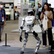 Visitantes observan un robot biónico Luna de LimX Dynamics, durante una demostración de baile