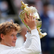Jannik Sinner celebra con el trofeo tras vencer en la final de Wimbledon a Carlos Alcaraz, el domingo 13 de julio del 2025, en Londres. (AP Foto/Kin Cheung)