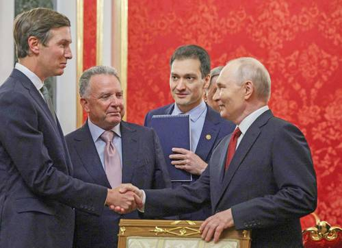 ▲ El jefe del Ejecutivo ruso (derecha) recibió ayer a los enviados especiales del presidente Donald Trump: Jared Kushner (izquierda, yerno del jefe de la Casa Blanca) y Steve Witkoff (segundo de la izquierda), quienes presentaron propuestas para finalizar la guerra en Ucrania.Foto Afp