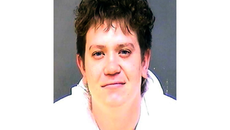 En esta fotografía difundida por el Departamento de Policía del condado de Charles se ve a Dayton James Webber, de 27 años, quien fue arrestado y acusado como fugitivo de la justicia, el lunes 23 de marzo de 2026, en el condado de Albemarle, Virginia. (Departamento de Policía del condado de Charles vía AP)