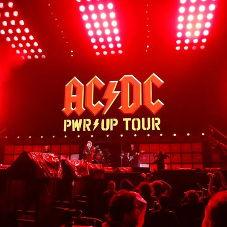 Las puertas del Abismo se abrieron la noche del martes para que miles de diablillos celebraran la liturgia pagana que ofreció el grupo australiano AC/DC. Foto Germán Canseco