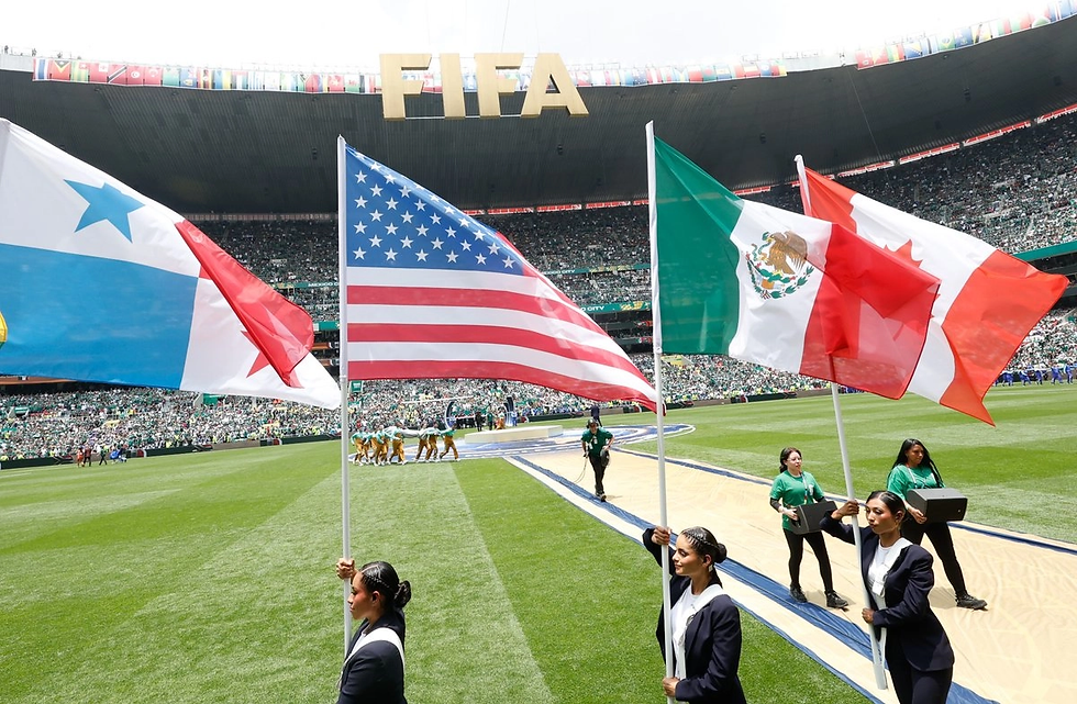 Se observan las banderas de México, Canadá y Estados Unidos, tres países integrantes de la Concacaf y últimos organizadores del Mundial de Futbol; la Confederación de Norteamérica, Centroamérica y el Caribe de Futbol inició pláticas con la Unión de Asociaciones Europeas de Futbol (UEFA) para jugar a partir de 2028 una Liga de Naciones entre selecciones de ambas confederaciones. Foto Víctor Camacho